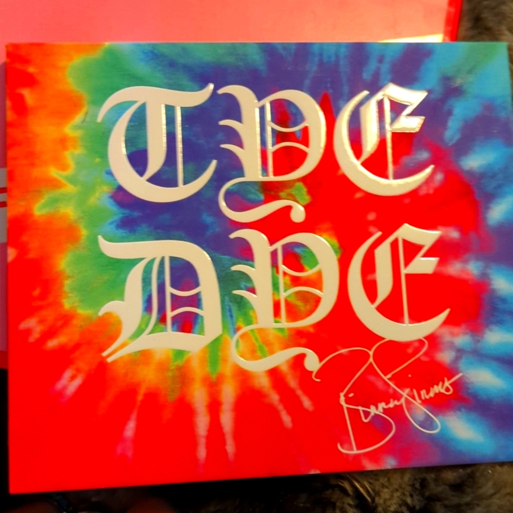 Hank and Henry Tye Die Pallet